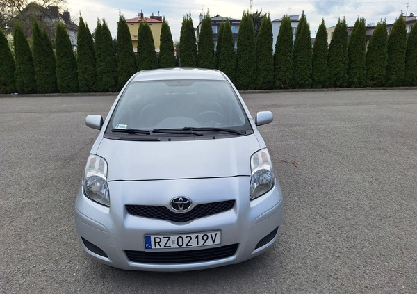 Toyota Yaris cena 17200 przebieg: 182000, rok produkcji 2009 z Rzeszów małe 46